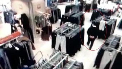 BAĞCILAR'DA GÜVENLİK GÖREVLİSİ MÜŞTERİNİN ÇANTASINDAN PARA ÇALDI