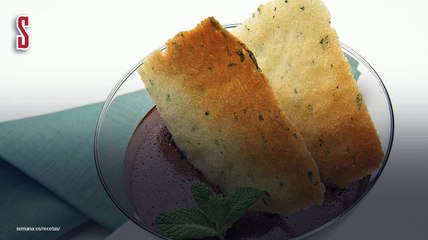 Vídeo Receta: Mousse de chocolate con galletas de menta