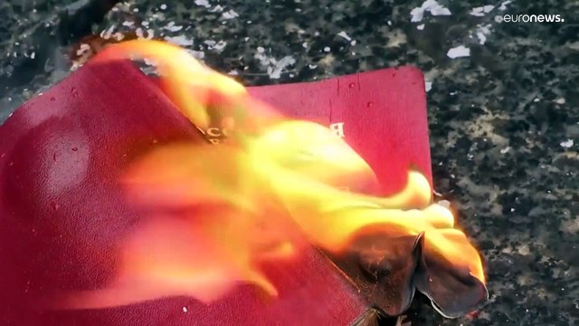 شاهد: حرق جواز سفر روسي خلال مظاهرة في بلغراد تعبيرا عن رفض الغزو الروسي لأوكرانيا