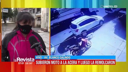 Captan a trabajadores subiendo una moto a la acera ilegalmente para después remolcarla