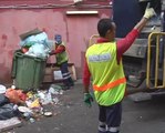 Menyelami tugas pengutip sampah