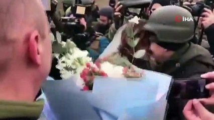 Sokak savaşına hazırlanan Kiev’de asker çift, ateş hattında ’evet’ dedi