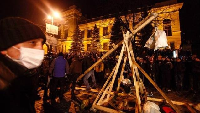 Ukrayna halkı direnişe devam ediyor! Rus ordusuna karşı molotof kokteyli fırlatan mancınık geliştirildi