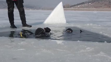 "Kurbağa adamlar" buz tutan göle dalış yaparak Kadınlar Günü'nü kutladı