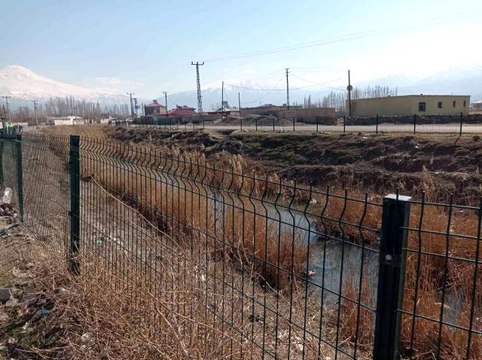 Iğdır'da hırsızlar su kanalı kenarlarındaki panel çitleri çaldılar... Hırsızlık anları kamerada