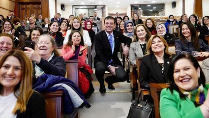 Muhtarlarla bir araya gelen İmamoğlu, espriyi patlattı: Manşete 'Kadınlar İBB Başkanı'na diz çöktürttü' yazarsınız