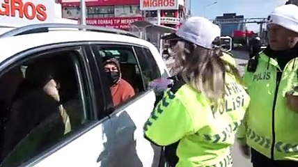 Van polisi kadın sürücüleri karanfil için durdurdu