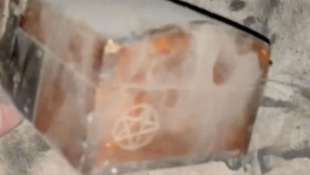 Evinin duvarında bulduğu tozlu sandıkta Açmayın notu yazmasına rağmen sandığı açtı
