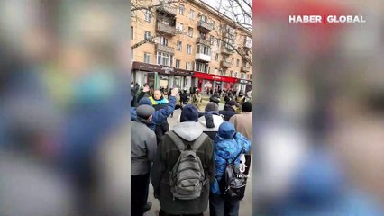 Siviller ateş açılmasına rağmen Rus askerlerinin üzerine böyle yürüdü