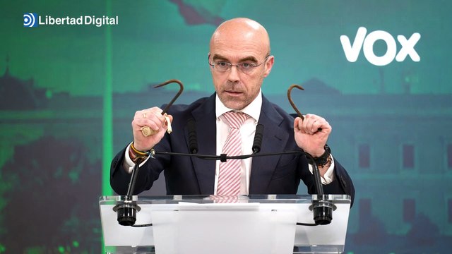 Vox muestra garfios de inmigrantes como los que se usaron para saltar la valla en Melilla