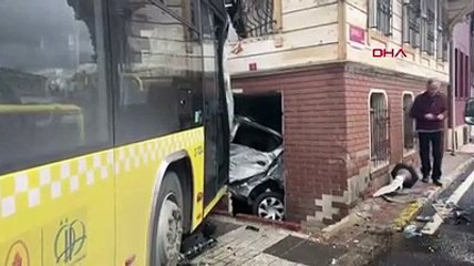 İETT otobüsü 4 otomobile çarptı: Yaralılar var