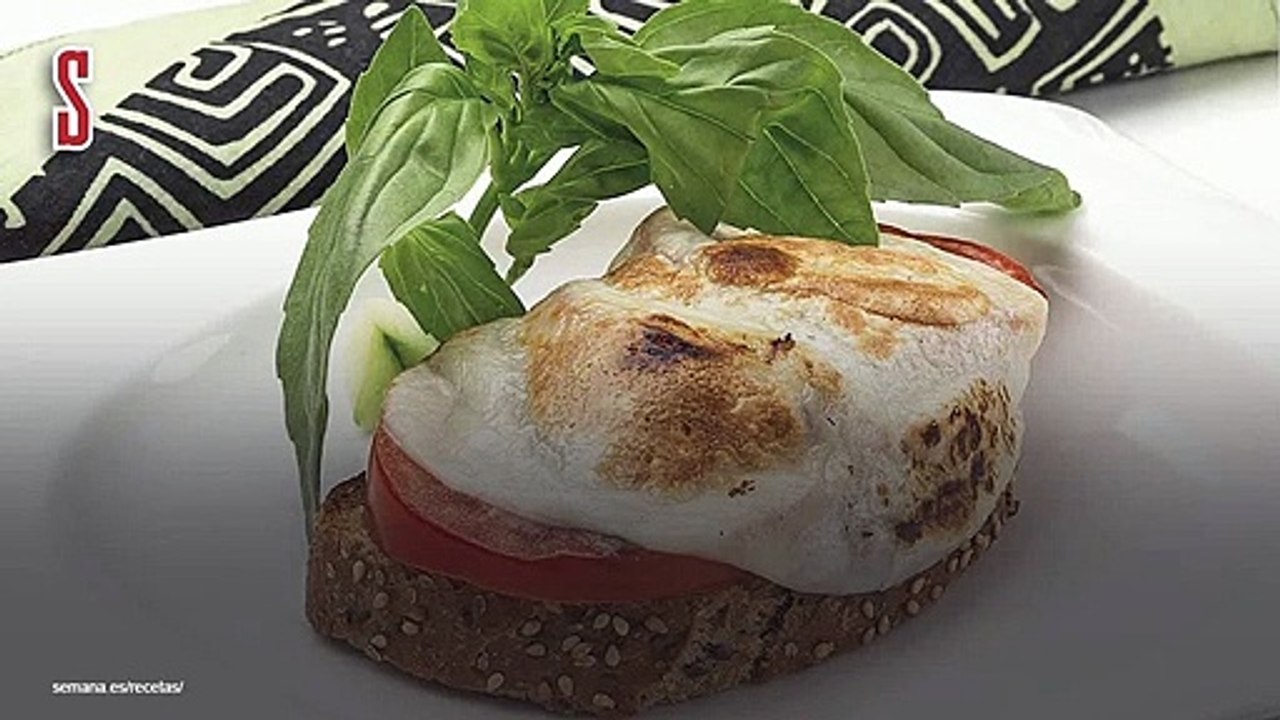 Vídeo Receta: Tosta de tomate, queso y anchoas