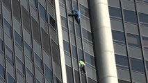 Paris : deux hommes vêtus aux couleurs de l’Ukraine escaladent la tour Montparnasse