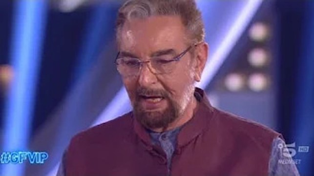 GF Vip, Kabir Bedi e i dubbi di un telespettatore: Chi glielo ha fatto fare? Maurizio Costanzo ha