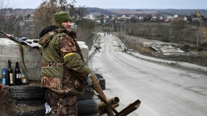 Les soldats ukrainiens prêts à «faire sauter» le dernier pont menant à Kiev