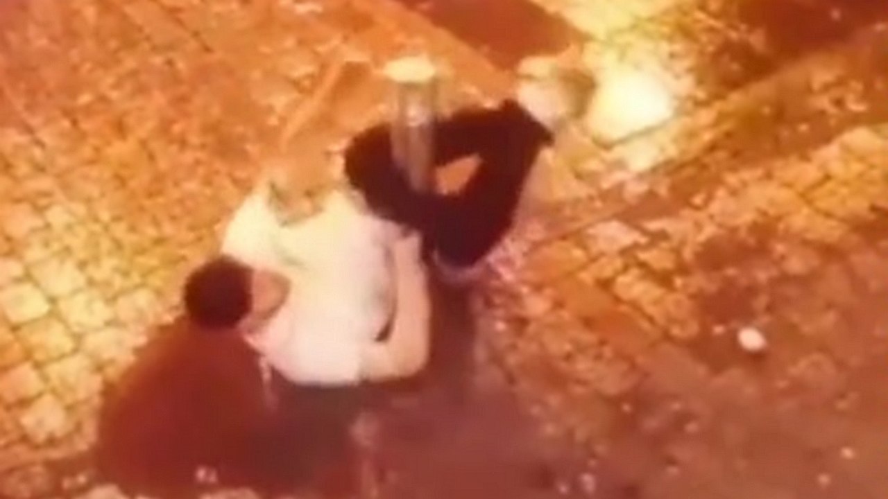 Un jeune ivre coince son pantalon dans un poteau