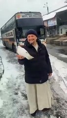 Pomba branca pousa na mão de padre que ajuda na evacuação de Kharkiv