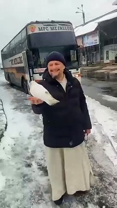 Pomba branca pousa na mão de padre que ajuda na evacuação de Kharkiv