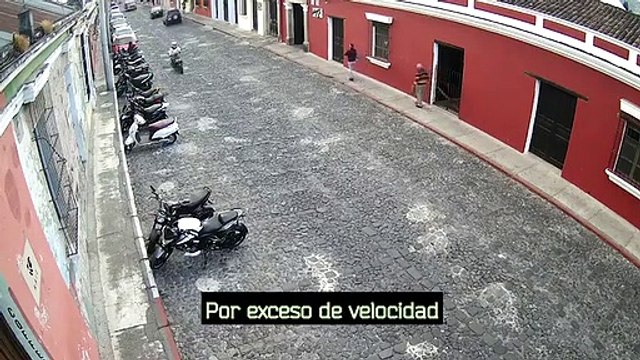 Conductores no respetan las señales de tránsito y límite de velocidad en Antigua Guatemala