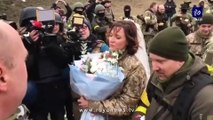 أوكرانيا: مقاتلون يتزوجون بالقرب من إحدى نقاط التفتيش في كييف