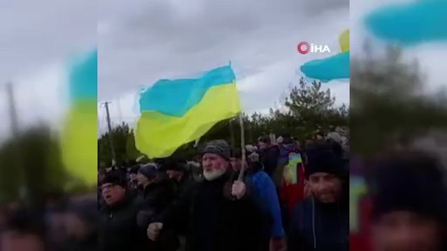 Herson’da Rus askerleri gösteri yapan sivilleri dağıtmak için havaya ateş açtı