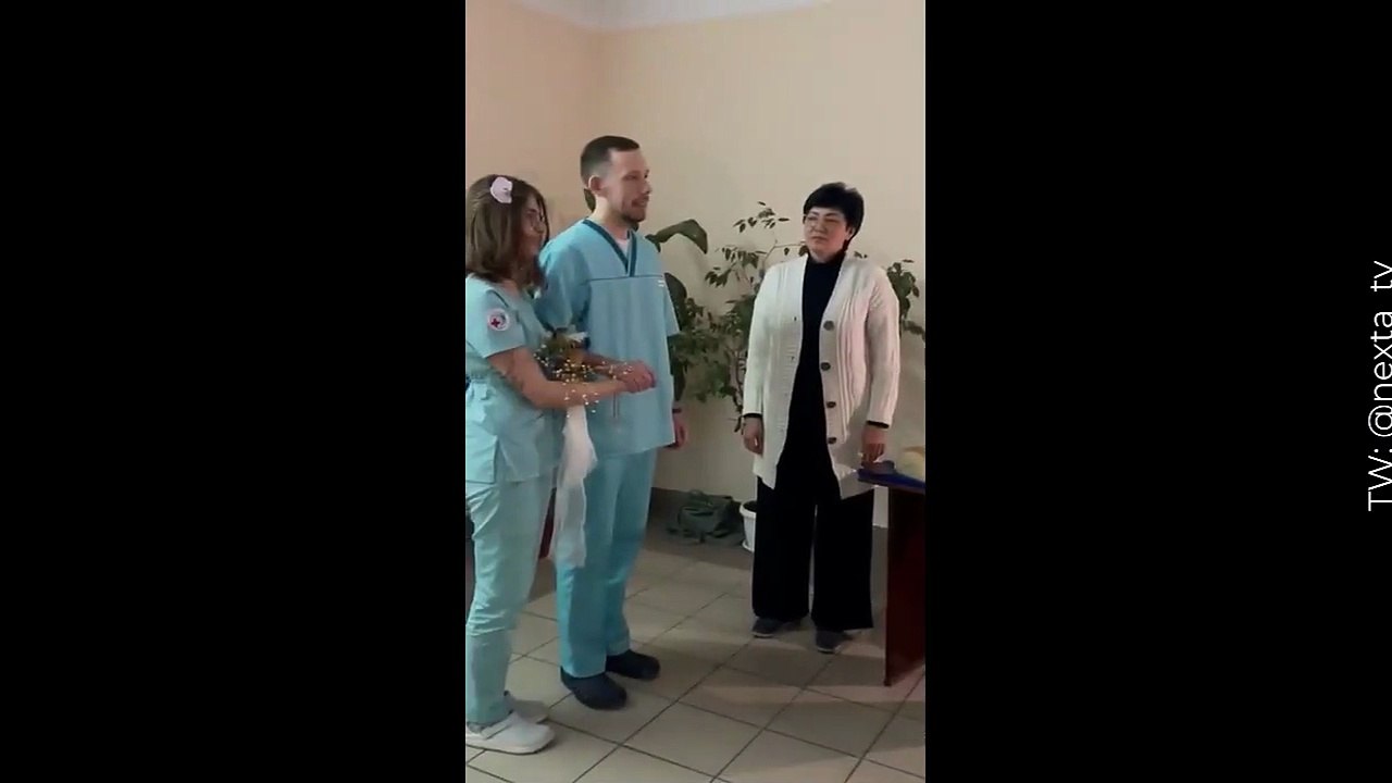 El amor en medio de la guerra: dos médicos se casaron en un hospital de Ucrania