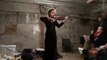 Une musicienne joue du violon dans les sous sols d'un bunker en Ukraine