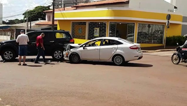 Veículos se envolvem em nova colisão no cruzamento das Ruas Mato Grosso e Voluntários da Pátria