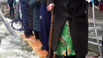 Ukraine: à Irpin, sans couloir humanitaire, une planche de bois comme seule issue