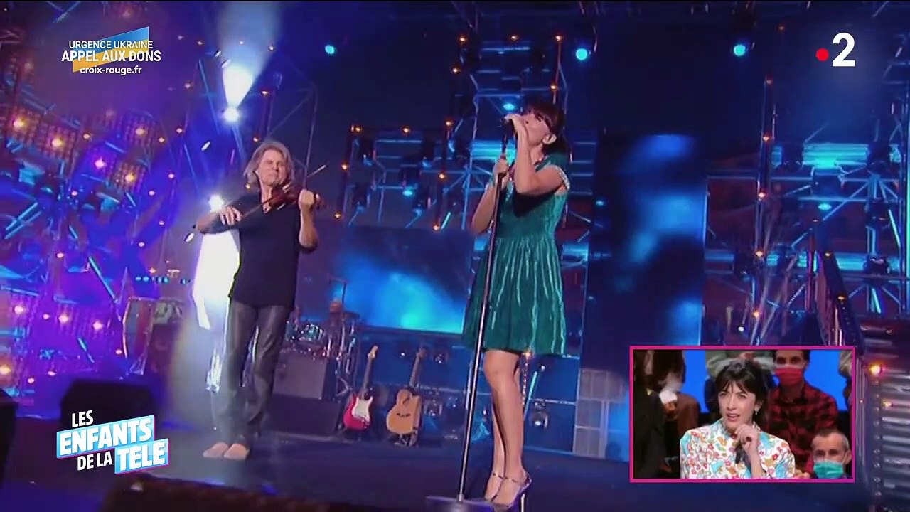 Nolwenn Leroy découvre une archive vidéo d'elle dans Les enfants de la télé sur France 2.