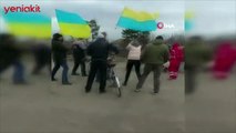 Rus askerleri Ukrayna'da işgali protesto edenleri dağıtmak için ateş açtı!