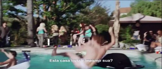 Curtindo a Casa Alheia Trailer Legendado