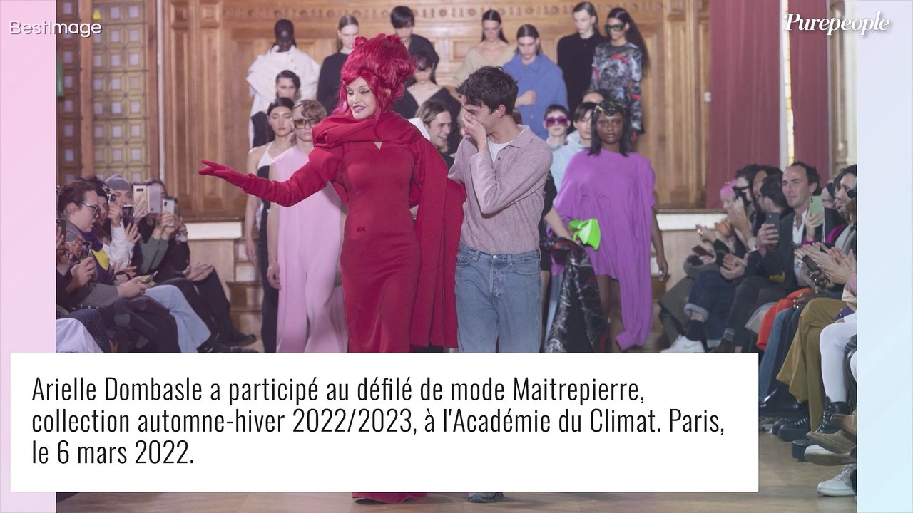 Arielle Dombasle : Mannequin star à la Fashion Week, elle défile dans un look très spécial