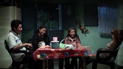 Aquí y allá Tráiler