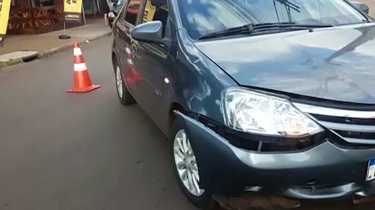 Homem fica ferido após colisão entre uma Honda Biz e um Toyota Etios