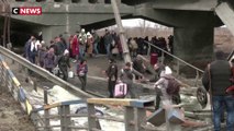 Guerre en Ukraine : à Irpin, les civils fuient la guerre