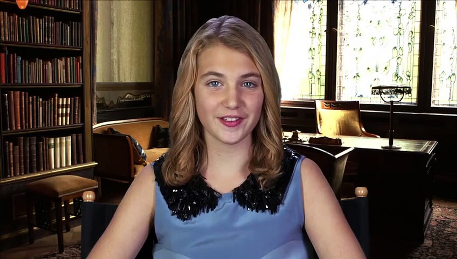 Sophie Nélisse apresenta trailer original de A Menina que Roubava Livros