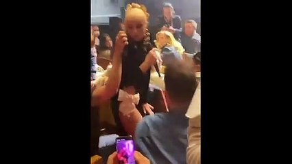 Gülşen seyircinin kucağına oturdu