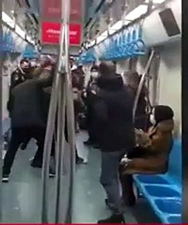 Marmaray’da ‘neden sevişiyorsunuz’ kavgası! Gençlere tekme tokat saldırdı