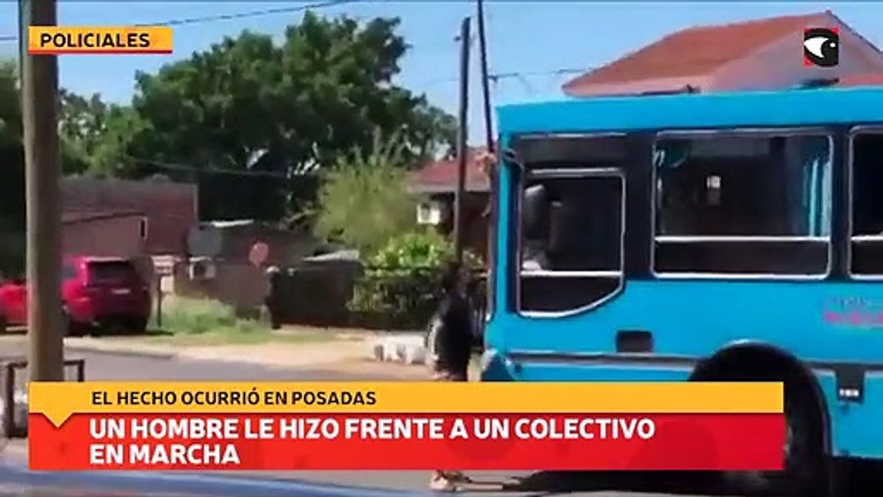 Un hombre le hizo frente a un colectivo en marcha