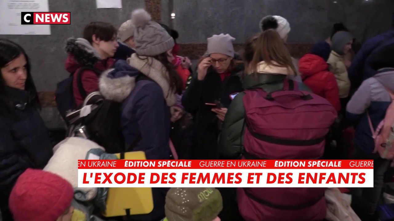 À Lviv, les femmes et les enfants se préparent à l'exode, tandis que les hommes vont à Kiev