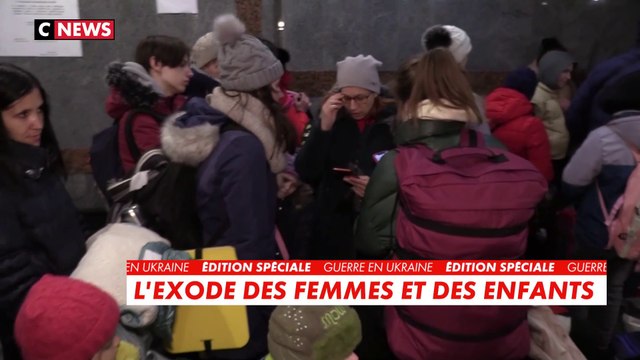 À Lviv, les femmes et les enfants se préparent à l'exode, tandis que les hommes vont à Kiev