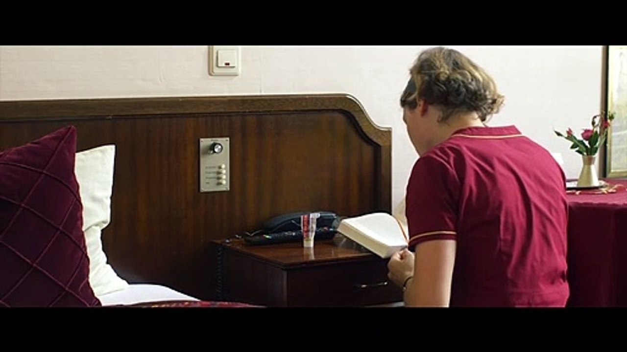 La camarera Lynn Tráiler (2) VO