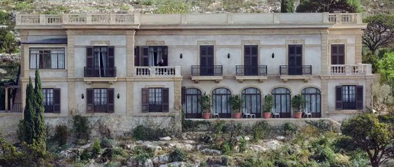 Frente al mar Tráiler