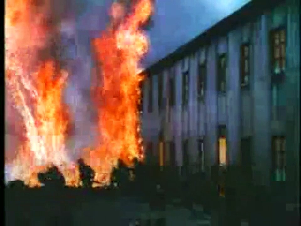 Tiburones de acero Tráiler VO