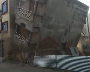 Bangunan kediaman dua tingkat runtuh