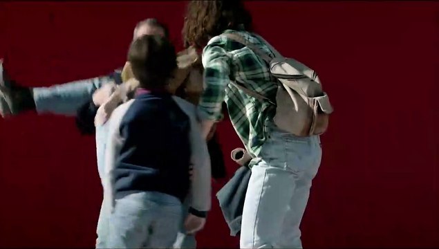 Lejos del mar Tráiler