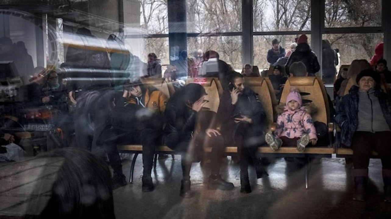 Civilians rush to escape Ukraine as war enters day 13 | Ground report from Kyiv train station