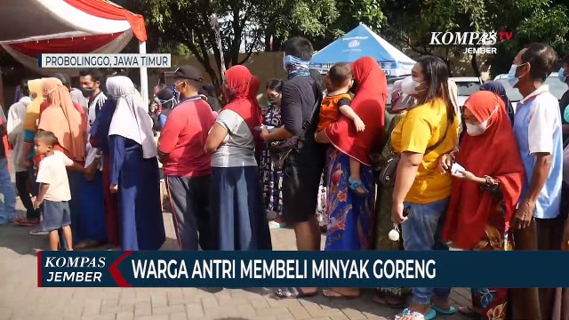 Warga Antri Membeli Minyak Goreng di Operasi Pasar