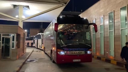 Ukrayna'dan tahliye edilen Azerbaycanlıların Türkiye'ye gelişleri sürüyor